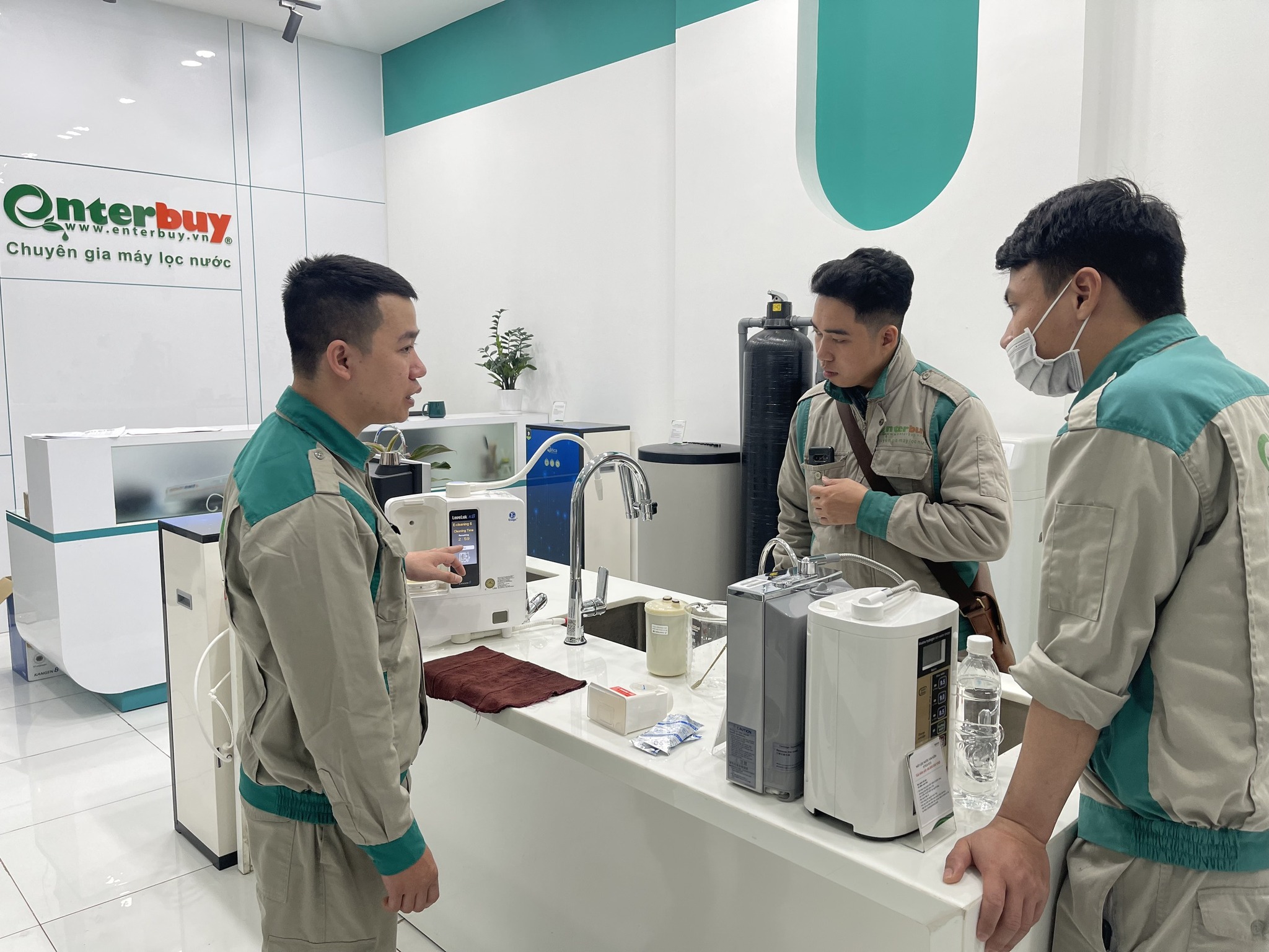 Đội ngũ nhân sự của Enterbuy có kinh nghiệm chuyên sâu về các sự cố máy lọc nước ion kiềm sẽ giúp bạn giải quyết mọi vấn đề