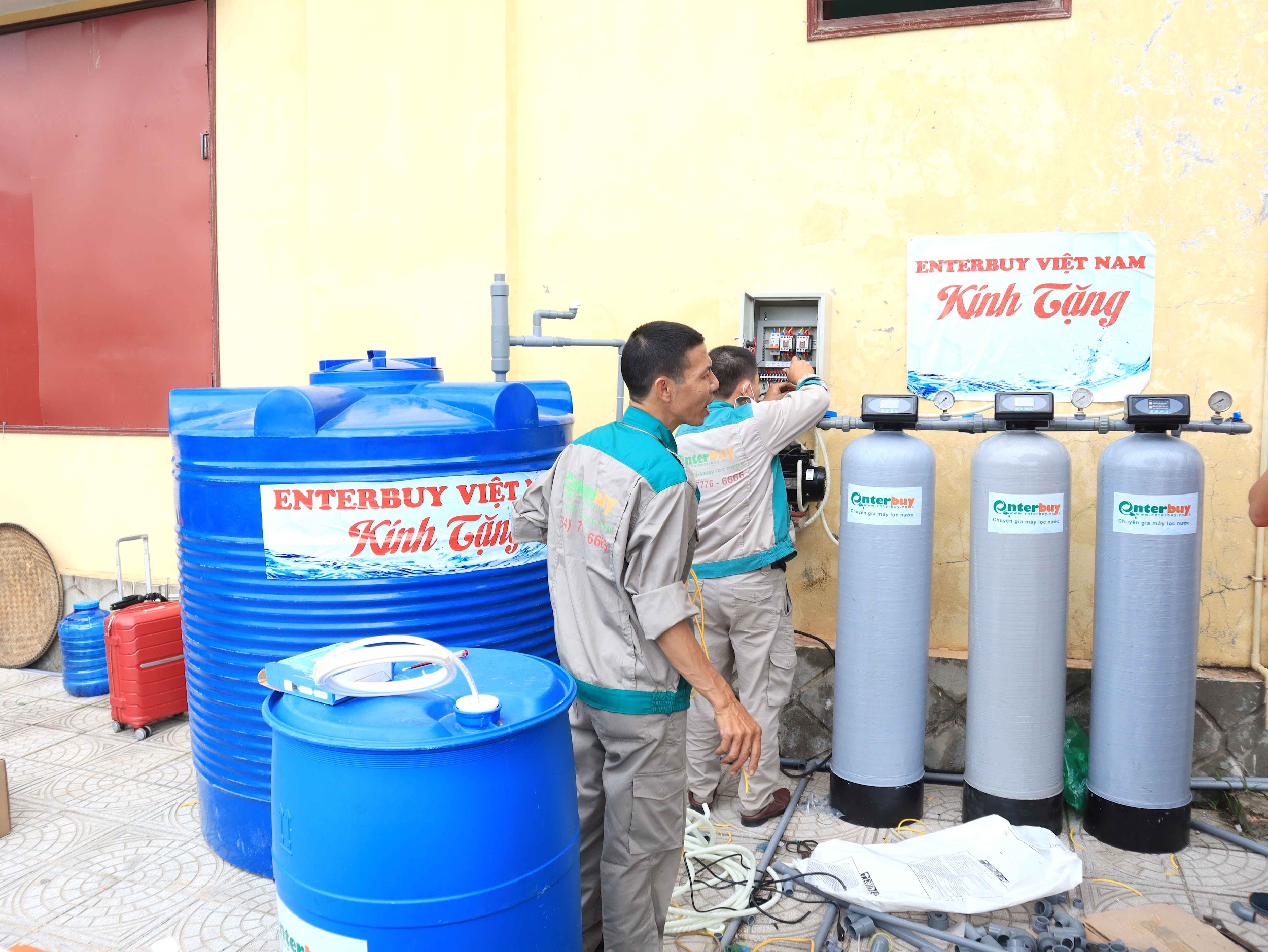 Đội ngũ kỹ thuật Enterbuy Việt Nam nổ lực lắp đặt hoàn thiện hệ thống lcoj nước