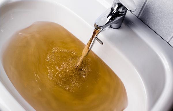 Nước có màu vàng đục là cách nhận biết nước nhiễm Mangan.