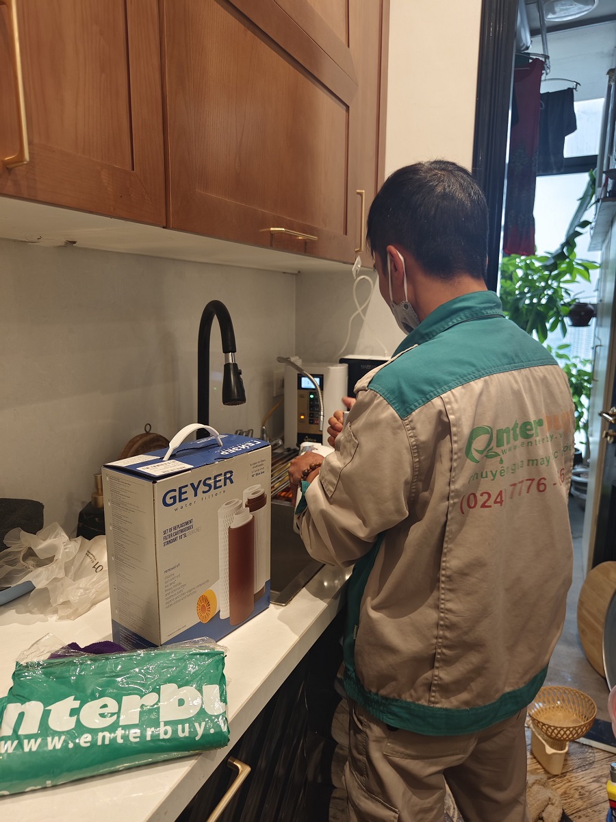 Kỹ thuật Enterbuy luôn mặc áo đồng phục khi đi bảo trì máy lọc nước cho khách hàng