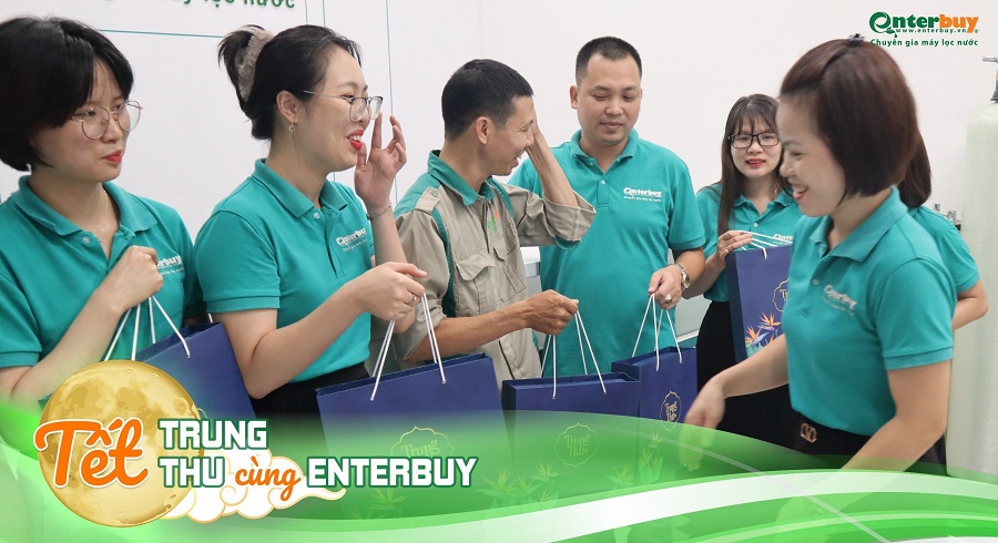 Bà Nguyễn Thị Hường - giám đốc điều hành công ty tận tay trao quà cho cán bộ công nhân viên