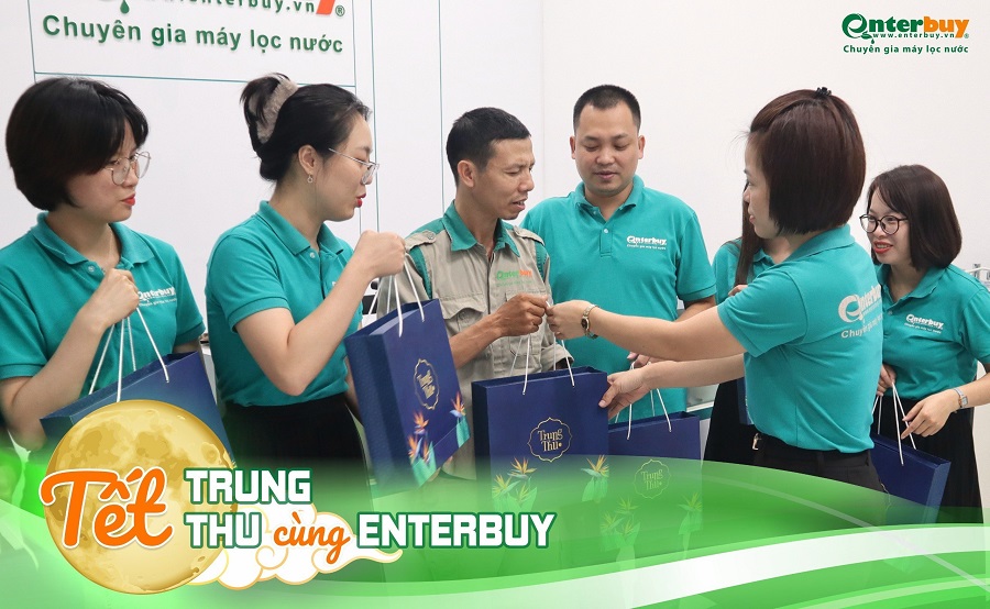 Bà Nguyễn Thị Hường - giám đốc điều hành công ty tận tay trao quà cho cán bộ công nhân viên