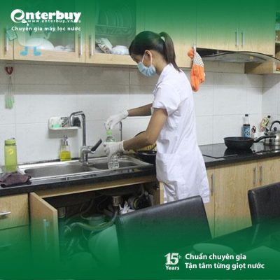 Lấy mẫu xét nghiệm nước tại nhà khách hàng của chuyên gia nước Enterbuy