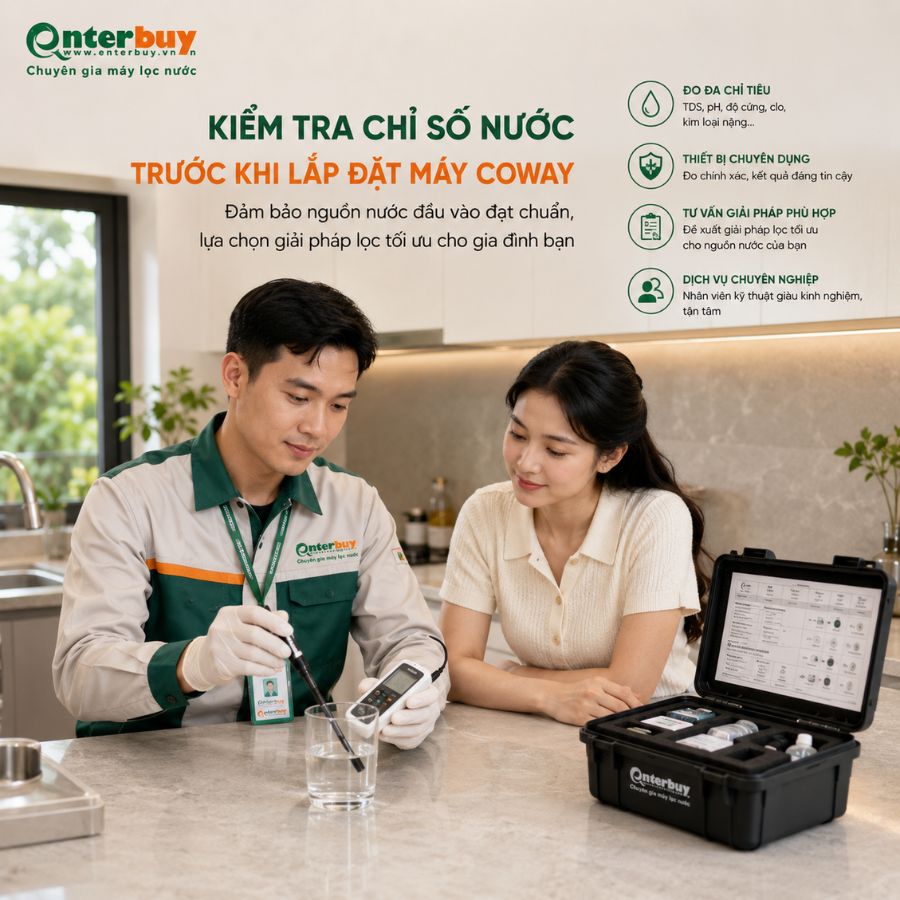 Đội ngũ kỹ thuật Enterbuy đang sử dụng thiết bị chuyên dụng để kiểm tra chỉ số nước cho khách hàng trước khi lắp máy Coway