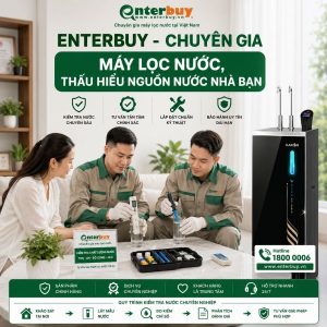 Kỹ thuật viên Enterbuy đo chỉ số nước cho khách hàng lắp máy Karofi SA8 PREMIUM