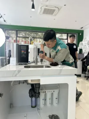 Kỹ thuật Enterbuy kiểm tra máy lọc nước uống tại khu bếp