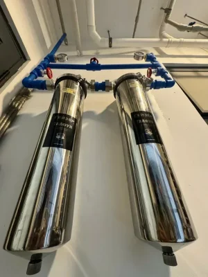Hệ lọc tổng chung cư hai cốc inox với van khóa và đồng hồ áp lực