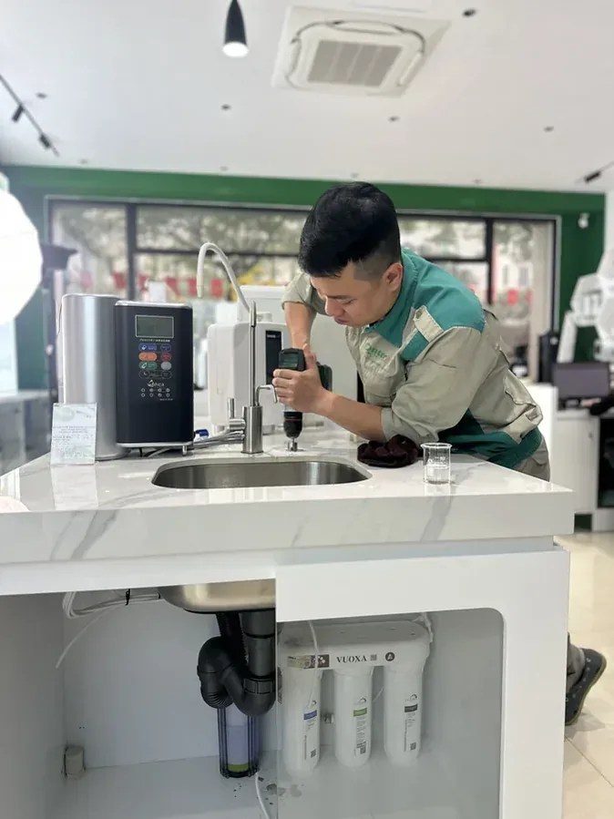 Kỹ thuật Enterbuy kiểm tra thiết bị nước để tư vấn giải pháp cho gia đình có trẻ nhỏ