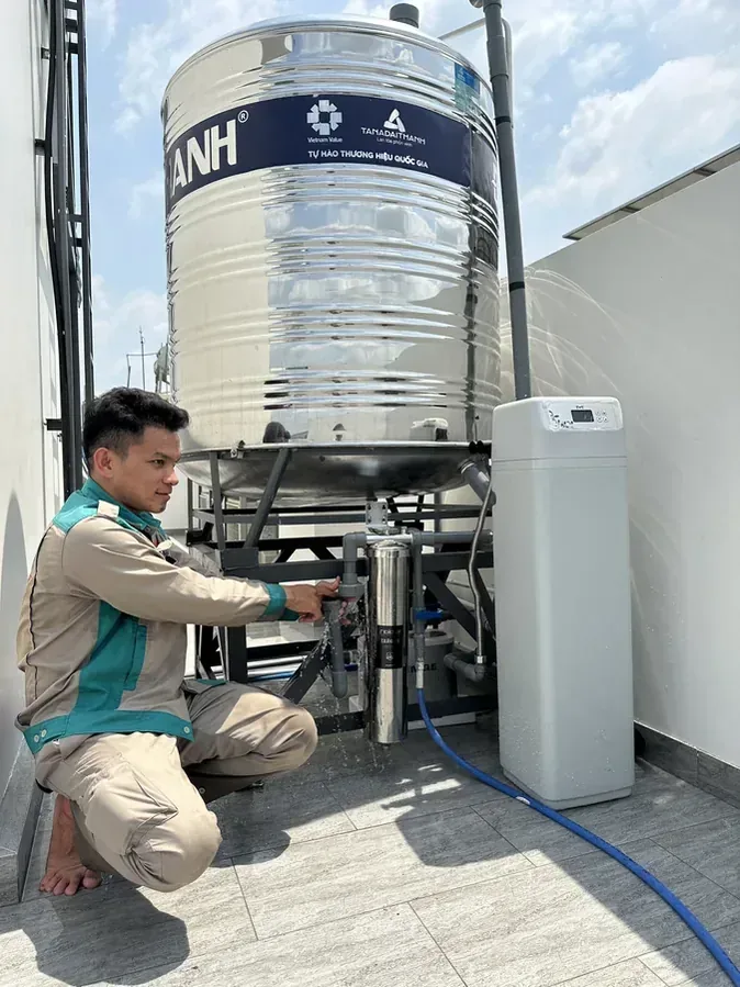 Kỹ thuật Enterbuy khảo sát và xả kiểm tra hệ lọc tổng đầu nguồn tại nhà riêng