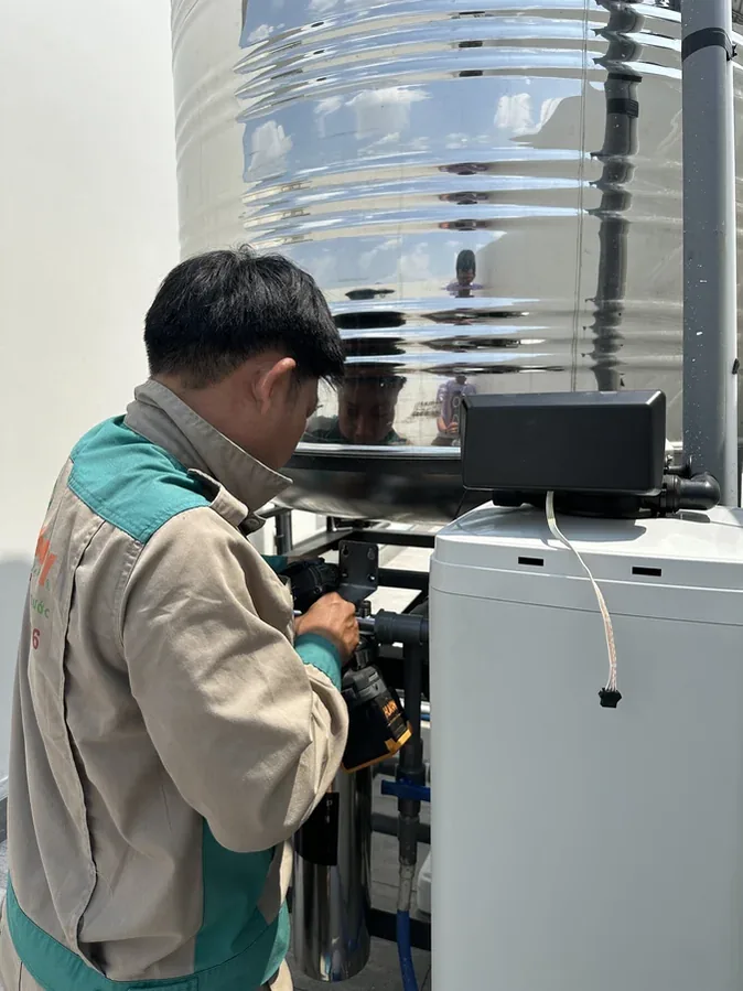 Máy lọc nước uống gia đình đặt tại khu bếp