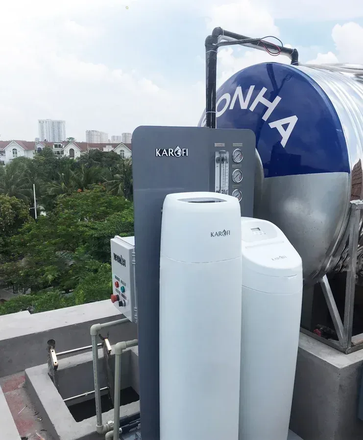 Cặn trắng do nước cứng bám trên vòi nước, thiết bị gia nhiệt và bề mặt tiếp xúc nước