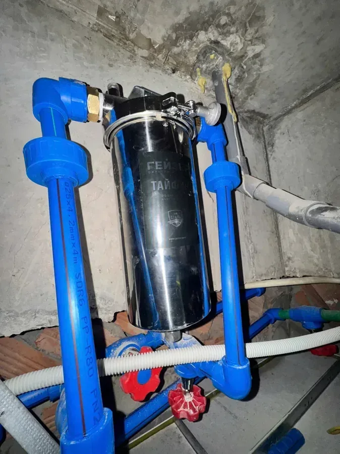 Hệ lọc tổng Geyser lắp trong khoang kỹ thuật với đường ống và van khóa