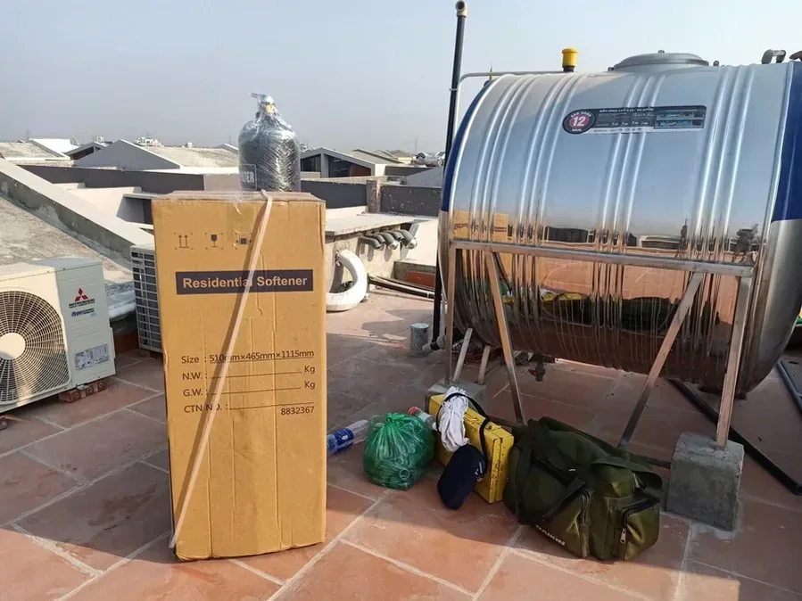 Chi tiết lắp đặt hệ lọc tổng thực tế cho nhà phố với đường ống và cột lọc ngoài trời