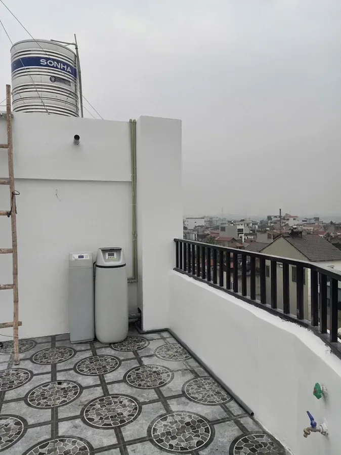 Hệ lọc tổng lắp trên sân thượng nhà phố gần bồn nước