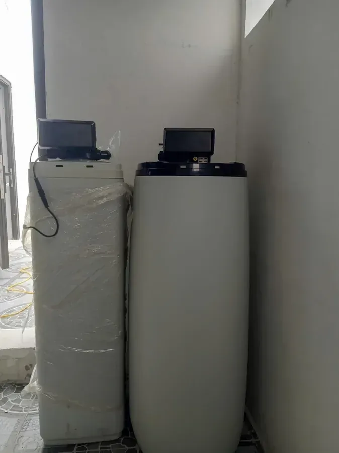 Hai cột xử lý nước đặt trong khu kỹ thuật nhà riêng