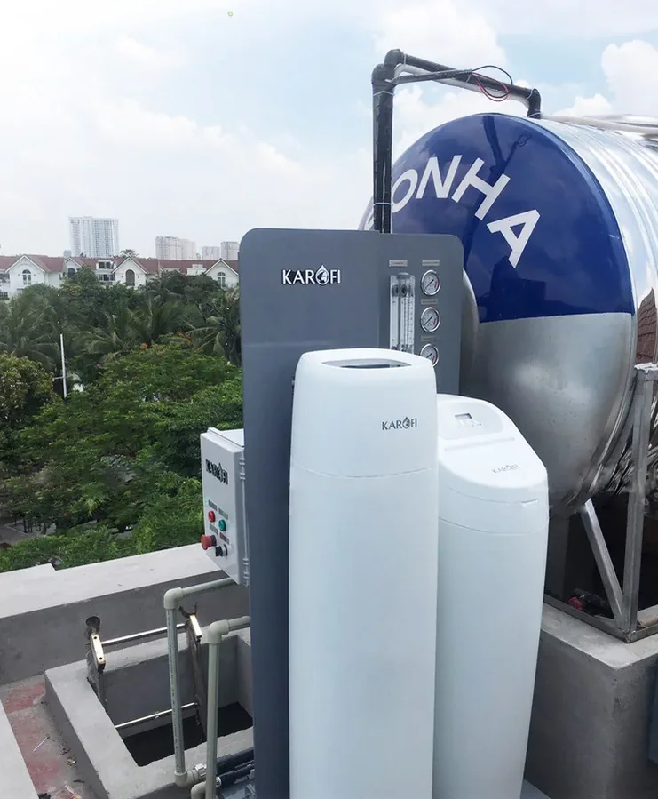Hệ lọc tổng Karofi lắp thực tế gần bồn nước và khu kỹ thuật