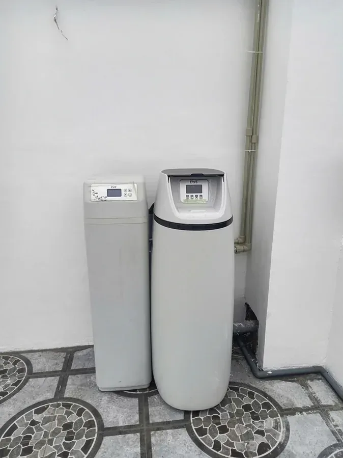 Bộ lọc tổng Karofi đặt gọn trong khu kỹ thuật gia đình