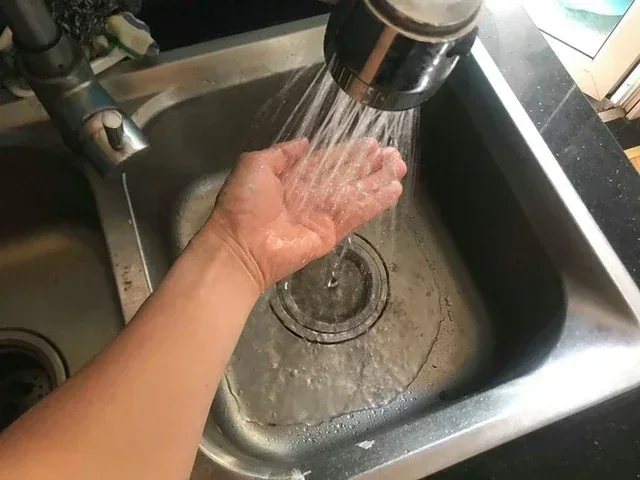Mùi clo trong nước sinh hoạt TP.HCM: vì sao lọc tổng cần chọn đúng vật liệu?
