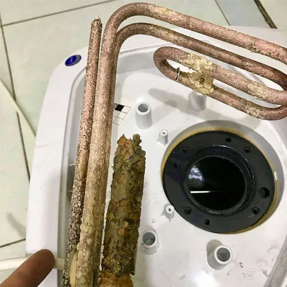 Ảnh thanh đun bình nóng lạnh bám cặn do nước cứng