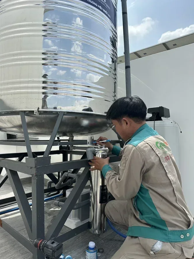 Ảnh kỹ thuật kiểm tra hệ lọc tổng cho nhà tại Hà Nội