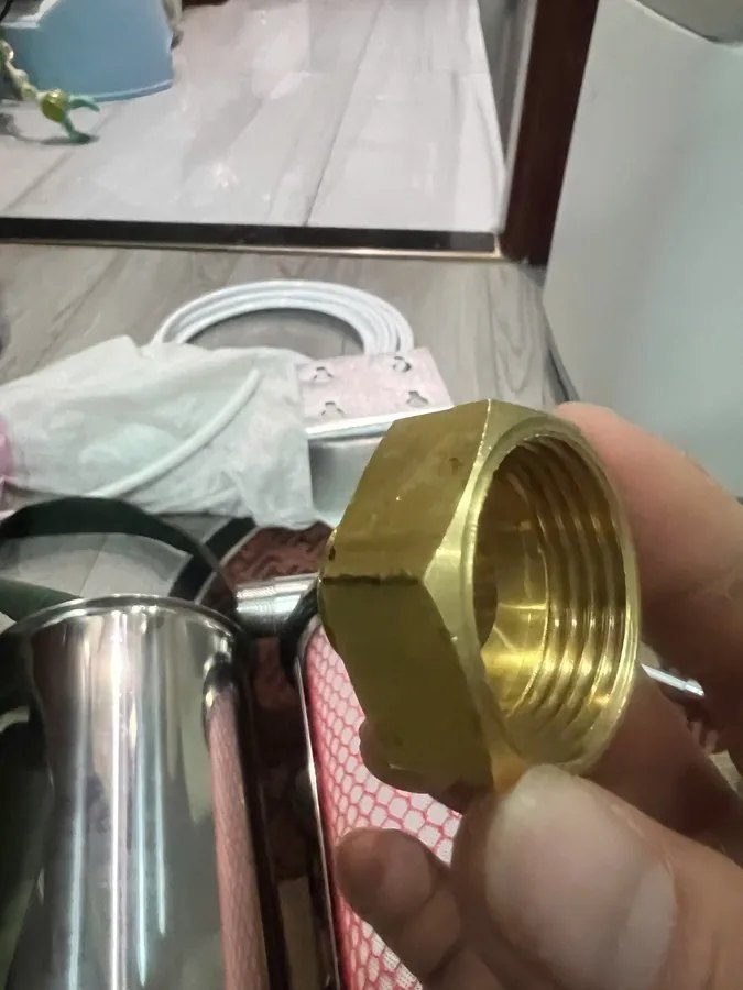 Bối cảnh bồn chứa/đường ống cho thấy gia đình bạn cần tính cả áp lực nước, lưu lượng và lối bảo trì sau này.