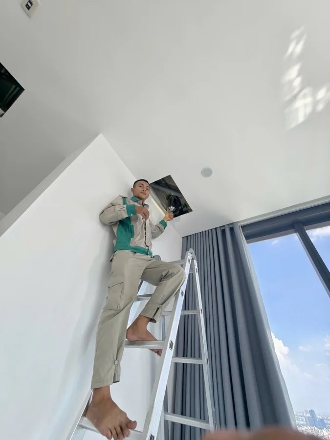 Bối cảnh bồn chứa/đường ống cho thấy gia đình bạn cần tính cả áp lực nước, lưu lượng và lối bảo trì sau này.