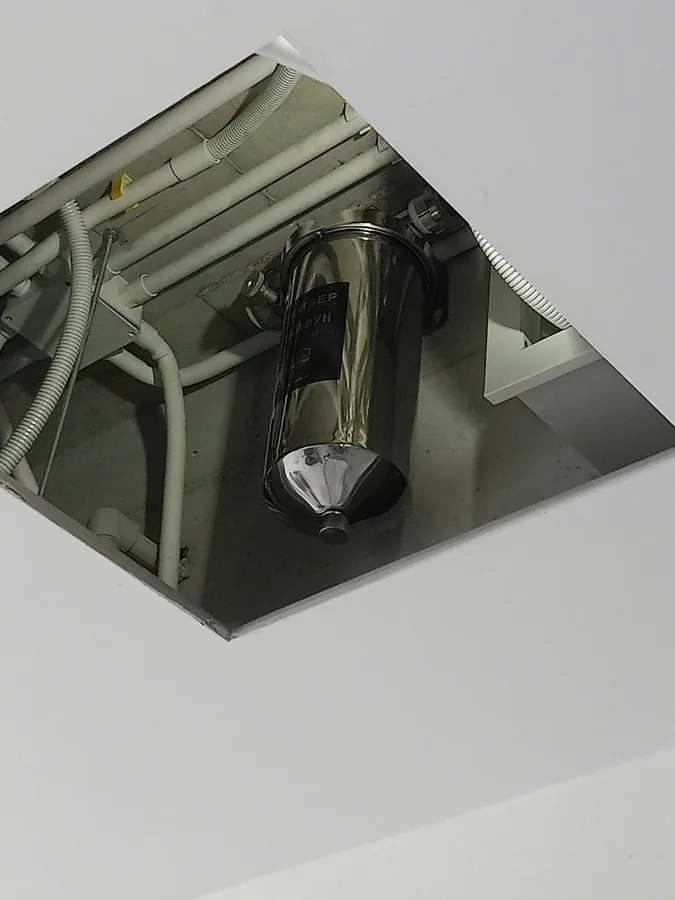 Bối cảnh bồn chứa/đường ống cho thấy gia đình bạn cần tính cả áp lực nước, lưu lượng và lối bảo trì sau này.