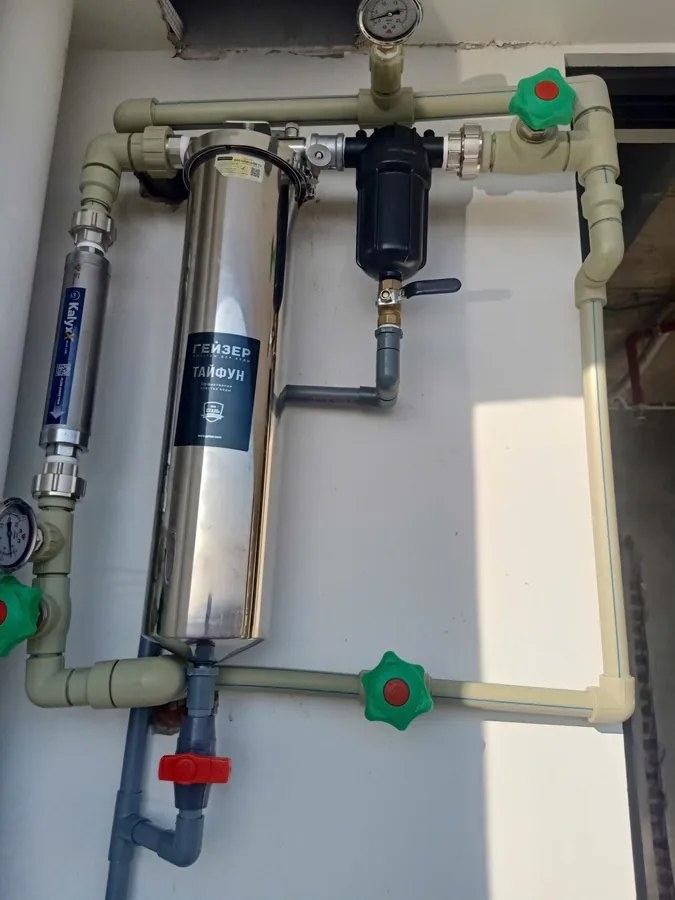 Bối cảnh bồn chứa/đường ống cho thấy gia đình bạn cần tính cả áp lực nước, lưu lượng và lối bảo trì sau này.