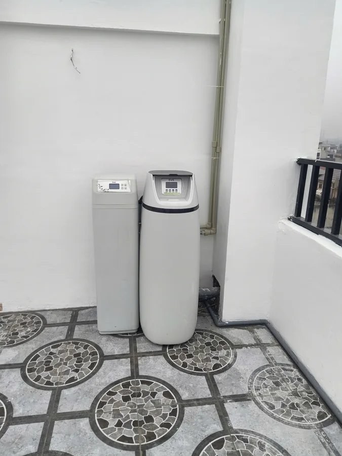 Bối cảnh bồn chứa/đường ống cho thấy gia đình bạn cần tính cả áp lực nước, lưu lượng và lối bảo trì sau này.